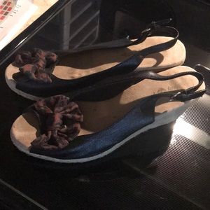 Black wedges with brown and black bow used